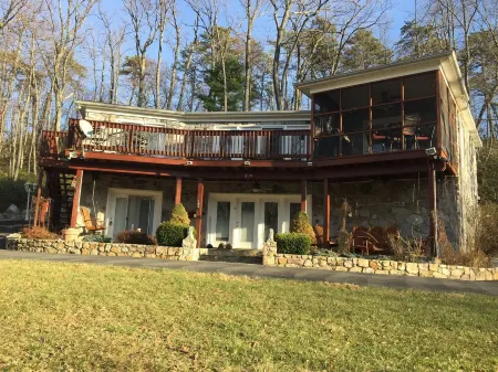 Luxury And Beautiful House With Amazing Mountain View. Perfect For Getaway