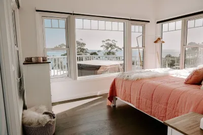 THE BILLOWS - BINALONG BAY.  Hamptons style escape overlooking the Bay of Fires.
