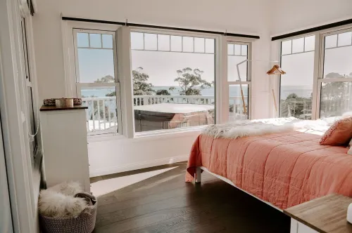 THE BILLOWS - BINALONG BAY.  Hamptons style escape overlooking the Bay of Fires.