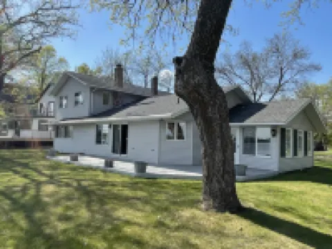 Breathtaking!  4BR/3BA Cabin - 30ft from lakeshore on Alexandria Chain of Lakes Hotels in La Grand Township