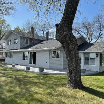 Breathtaking!  4BR/3BA Cabin - 30ft from lakeshore on Alexandria Chain of Lakes