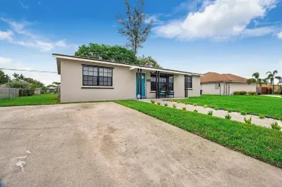 Modern getaway near the beach with room for a boat Hotels near Rapids Waterpark