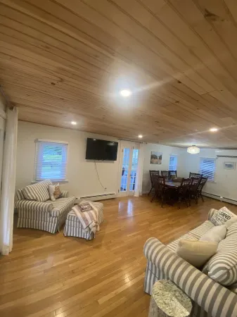 The Sea Breezy vacation house, unit #1, sleeps 8.  5 min walk to the beach! Отели в г. Олд-Орчард-Бич