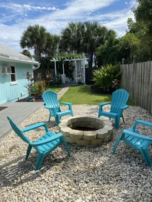 Vilano Beach Cottage,  1/2 block to Surfside Beach.  Historic Capo Cottage