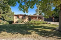Updated 4bdr with VIEW of Flat Irons & hot tub. Hotels near Brass Armadillo Antique Mall - Denver