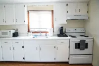 Balcony, Fully Fenced Yard, Sleep 4, Walk to Downtown