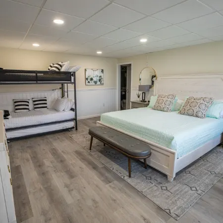 Totally Remodeled Cozy Apartment. 2.5 miles to Delaware Turf!