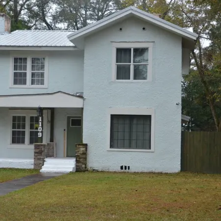 Suite Staycation: 2-story, 4BR/2BA, 2047sq ft home near hospitals & Ft. Novosel