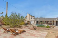 Desert-Chic Abode with Sauna and Heatlamps, Minutes to Joshua Tree and Pappy's