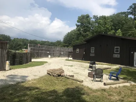 Custom Built Cabin in Rrg • Pet Friendly• Fire Pit