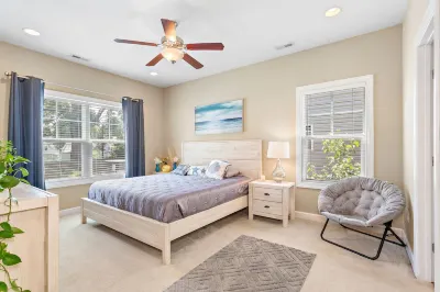 Buckroe Beach Home with King Bed, Grill, Games and 5 min Walk to Beach…Sleeps 8. Hotels near Buckroe Beach Lighthouse