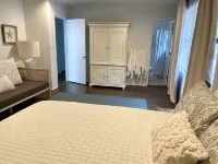 A hidden secret. Escape the crowds, not the view! Bayfront oasis with boathouse.