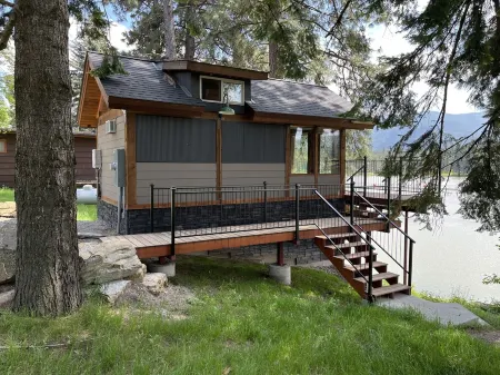 Waterfront Cabin in the center of Thompson Falls!!