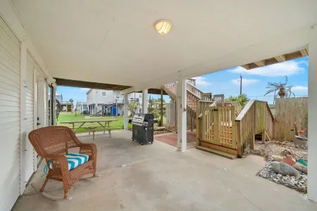Cozy beach house - 3 minute walk to beach - with everything you need to relax!