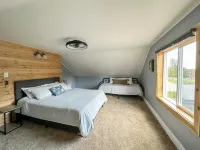 Big Bay Getaway - Outdoor sauna and extra parking for snowmobiles & trailers!