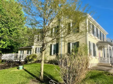 Entire Historic Home with so Much Space! Huge Family Room & Playroom for Kids! Отели в г. Лебанон Каунти