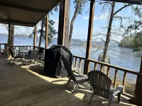 Lakeside getaway on Toledo Bend Lake with private pier access for fishing.