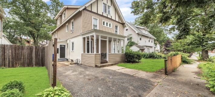 Beautiful 4BR 2 Bathroom House with Parking Hotels in Springfield