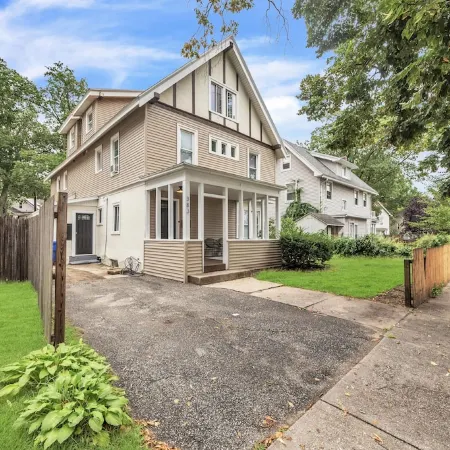 Beautiful 4BR 2 Bathroom House with Parking