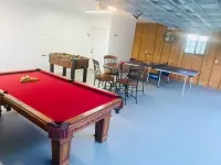 Private lakeside cabin with fire pit, GAME ROOM, kayaks.