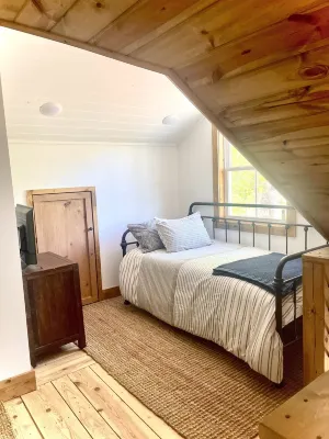 Quiet and secluded modern farmhouse 15 miles from the Buffalo River.