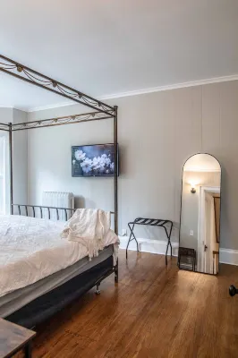 Beautiful Home for the Whole Family! Prime location for experiencing Buffalo! Hotel dekat Hibbett Sports