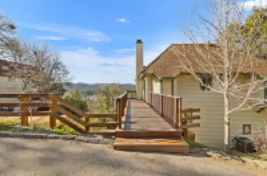 WOW! 4BR Cabin w/ EPIC Lake Views, Hot Tub, Lake Access. Arcade Games. Pets OK