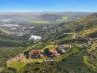 Breathtaking retreat in the wine country on the ranch with goats you can pet! Hotels in Poway
