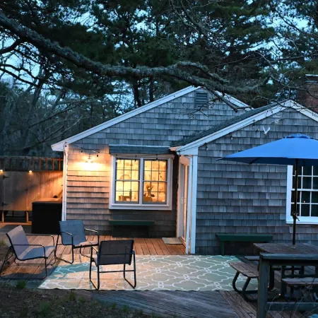 Cape Cottage with 5 beds, large deck, and less than 10 minute walk to the beach! Отели в г. Истам