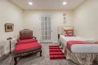 The Gaston Haus - 4 Bedroom/2 Bath European Experience