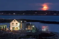 Cozy Ocean Side Cottage with screened in Sun room! 5 minutes from Private beach - 3-Star