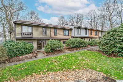 3 Bed, 2 Bath in Seven Springs Resort Hotels near King's Covered Bridge