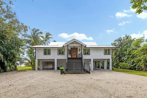 Luxurious Dockside Jensen Home with Guest House Hotels in Rio