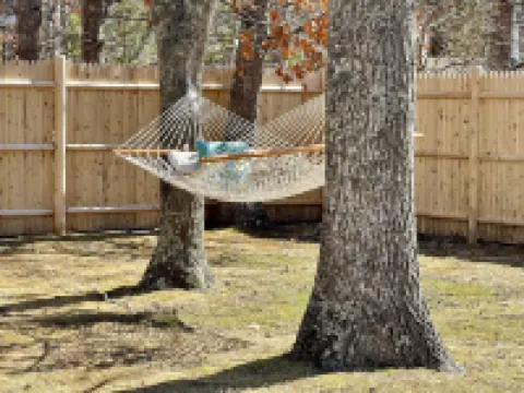 LUXURYBEACHHOUSE*walk2beaches*firepit/bikes/fencedyard/kingbed Hotels in Yarmouth