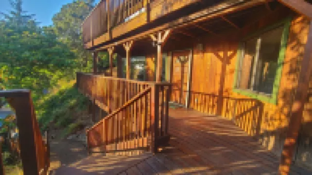 Cozy & Quiet 2 bdrm private Treehouse getaway with Amazing Views minutes from UO