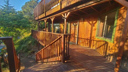 Cozy & Quiet 2 bdrm private Treehouse getaway with Amazing Views minutes from UO Отели рядом с достопримечательностью «Парк Хендрикс»