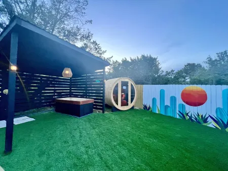 Hill Country Glamping Dome w/Hot Tub, Gym, Sauna & Cold Plunge