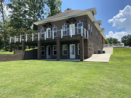 Lakeview Retreat: Dock, Boat Slip, Spacious for multi-family