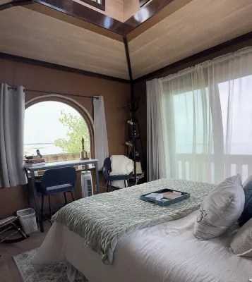 Cozy Quiet Island Light House on Water Front