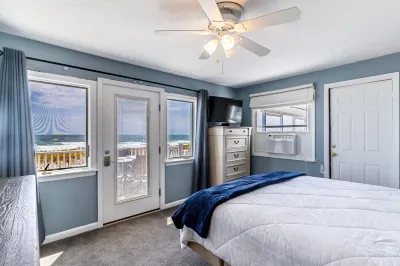 Ocean Front home, Private Beach , 5 Bedrooms, 4 full baths, sleeps 14 Prime Food Market附近的飯店