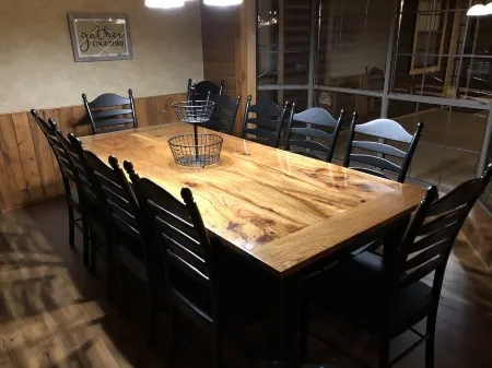 6 Br Log Home in Piney Woods of East TX with Hot Tub and Pond