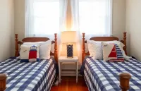 Cozy 4 bedroom cottage in town, with parking