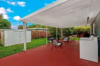 Charming home 12min to the Beach Hotel dekat Publix Super Market at Hallandale Place Shopping Center