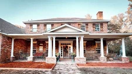 5 Bedroom Spacious and Cozy Country Home on Expansive Lot