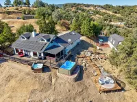 A cabin look house with Dome Room/Spa/Pool/View/Play Set/Game Room/FamilyFun