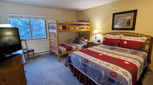 Remodeled Condo w/ FREE WiFi, Parking, Heated Pool, Hot Tubs, Skier Shuttles