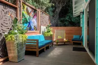 Tropical Hideaway 15 minutes from downtown and beaches!