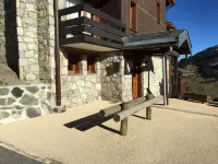 SKIS BY THE FEET- 2 ROOM / CABIN - DONE AGAIN - HIGH SPEED WIFI -CALME AND CLEAR VIEW Hotels in Les Allues