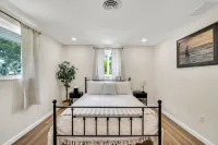 La Niña 5 minutes to Nokomis Beach. Fenced in Yard Pet-Friendly!