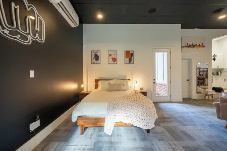 Charming country cottage in wonderful Franklin, TN with AC, WiFi.